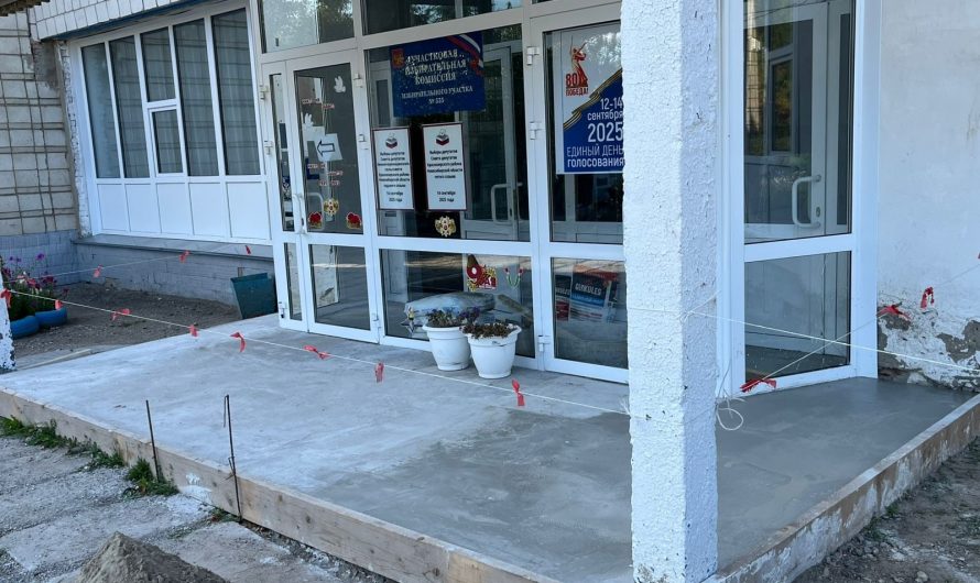 В Нижнечеремошинском Доме культуры отремонтировали крыльцо