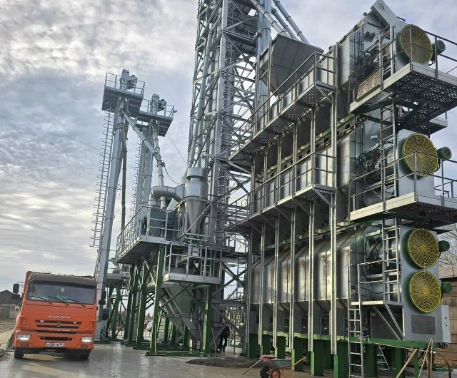 В селе Зубково ООО «Совхоз Черемошинский» запустил в работу новый зерносушильный комплекс