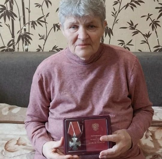 Жительнице п. Красный Хутор вручили орден Мужества погибшего сына, участника СВО