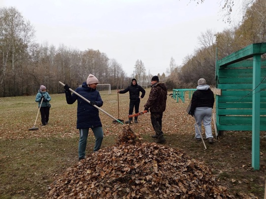 Коллектив Дома детского творчества провел субботник в детском оздоровительном лагере «Солнышко»