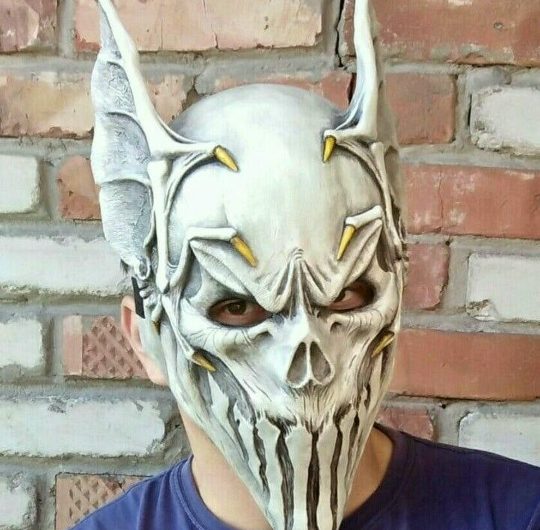 Таксист из р.п.Краснозерское делает необычные маски