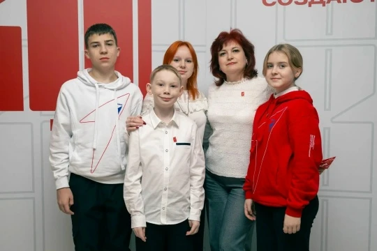 Многодетная приемная семья из Краснозерского стала финалистом региональной премии «Во!Первых»