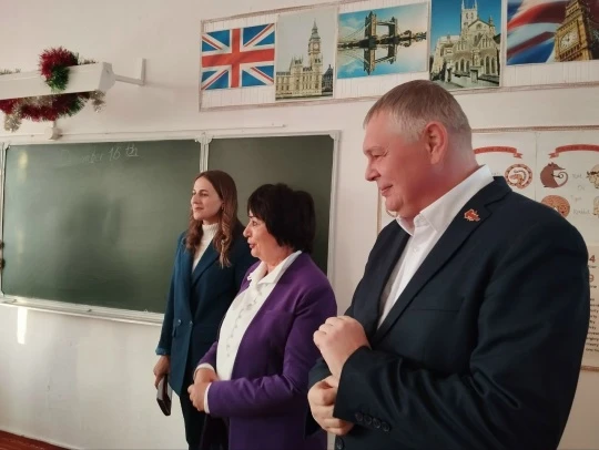 Глава района продолжает поездки по сельским территориям. Сегодня он побывал в Аксенихе. Встретился с жителями, побывал в учреждениях образования и культуры