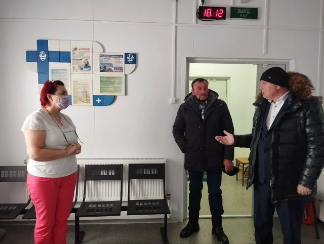 Жители Светлого к встрече подготовились основательно. Они не только задавали вопросы, но и написали обращение, в котором изложили свои главные проблемы, передав его главе района