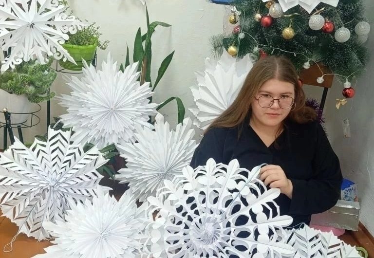 Ученица Ореховологовской средней школы мастерит красивые объёмные снежинки