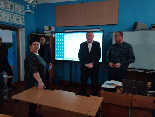 Посещение Половинновского муниципального образования Б. В. Луцкий начал с осмотра школы. Трехэтажное здание построено в 60-х годах, построено на совесть — крепкое, но обновления требует основательного