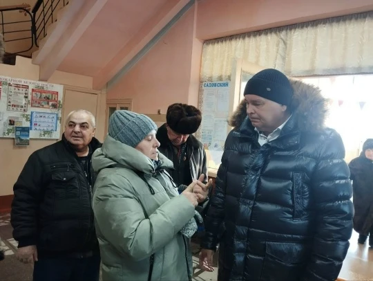 В Садовском Доме культуры состоялась встреча с жителями Садового, Урожайного и Целинного. Разговор получился откровенным и деловым