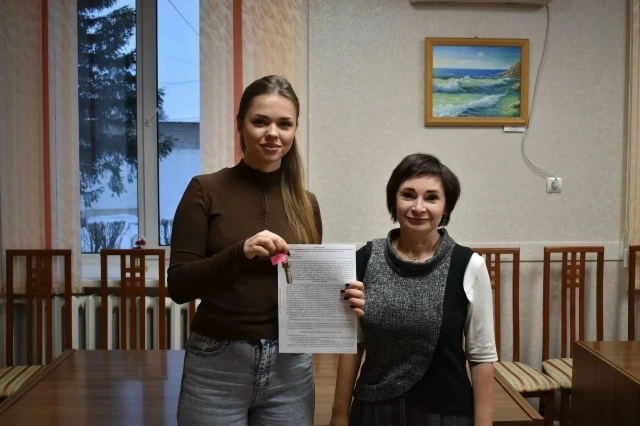 Сегодня в администрации Краснозерского района Ивакиной Алине вручили ключи от собственной квартиры