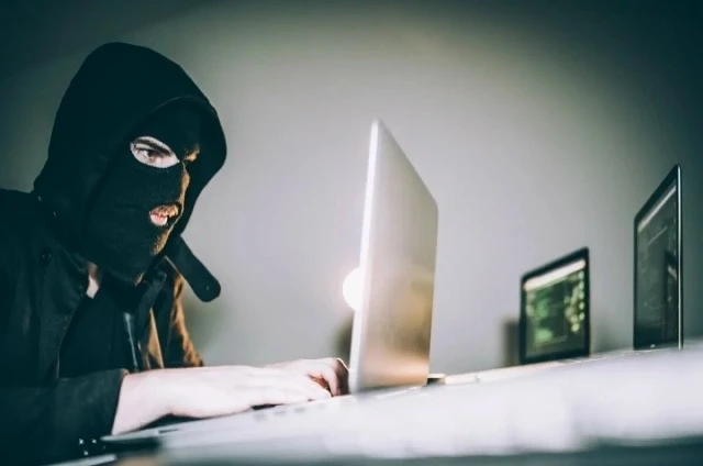 МВД: мошенники начали предлагать «подработку» с подарочными сертификатами