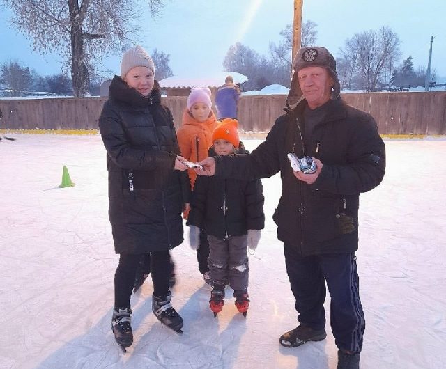 В селе Мохнатый Лог открылся каток