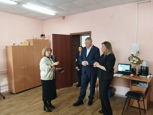 В Детской школе искусств (ДШИ) всегда какая-то особая атмосфера — она наполнена голосами и звуками — это магия творчества. Глава района и все, кто в этот день пришли в ДШИ ее почувствовали