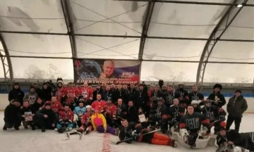 На крытой хоккейной площадке «Айсберг» состоялся турнир по хоккею с шайбой, посвященный памяти погибшего в зоне СВО младшего лейтенанта Кобец Александра