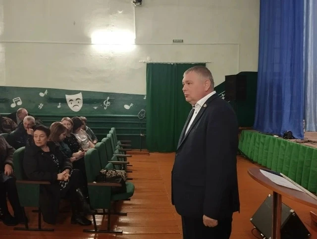 Глава Краснозерского района продолжает встречи с населением сельских территорий. Сегодня он побывал в Лобинском и Аксенихинском муниципальных образованиях Б. В. Луцкий: