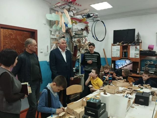 Глава района Б. В. Луцкий побывал в Доме детского творчества:
