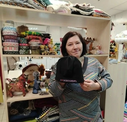 В женском клубе️ «Краснозерочки» для бойцов СВО сделали шапки с вышивкой