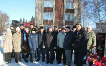 В р. п. Краснозерское у памятника «Славным Сынам России» прошел митинг, посвященный памяти воинов-интернационалистов
