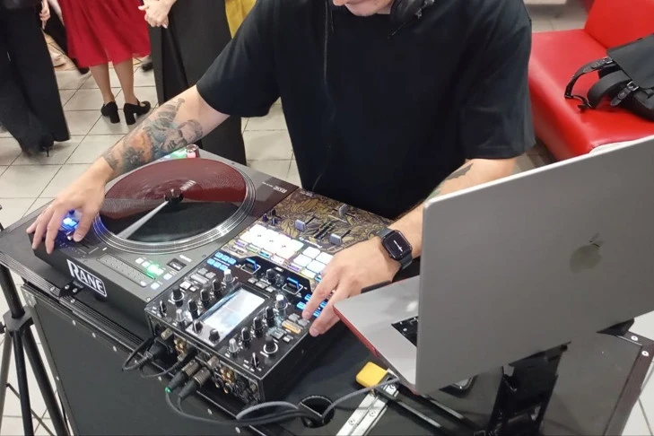 В Венгеровском районе Новосибирской области главу сельсовета побили за скучную музыку на дискотеке