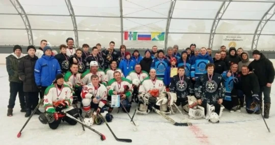 На крытой хоккейной площадке «Айсберг» р.п.Краснозерское состоялся турнир по хоккею с шайбой на Кубок закрытия зимнего сезона 2025-2026 г