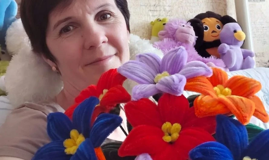 Учитель Зубковской средней школы Краснозерского района делает красивые цветы из синельной проволоки