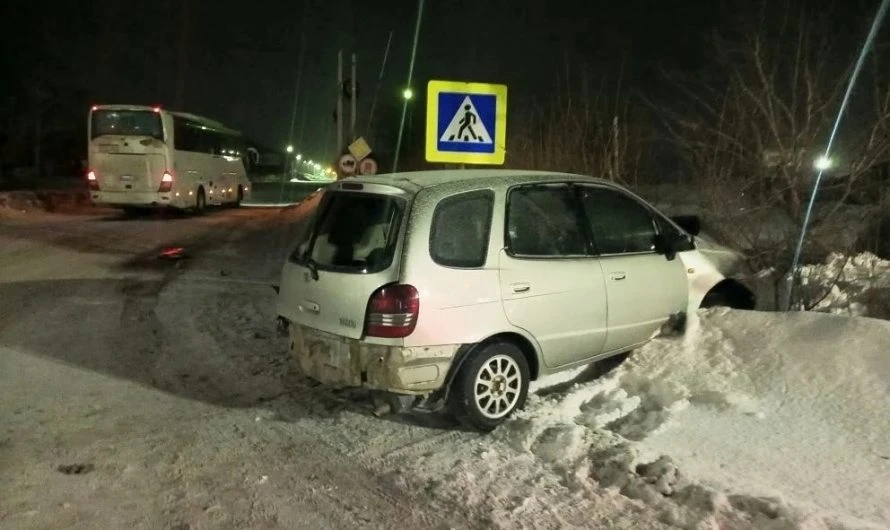 В райцентре пьяный водитель врезался в автобус