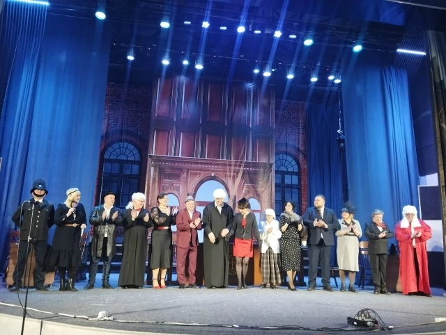 В Краснозерском ДК состоялась премьера спектакля «Гений безнадёжных дел» самодеятельного театра-студии «Эксперимент». Спектакль молодого режиссёра Натальи Мезенцевой прошел при полном аншлаге