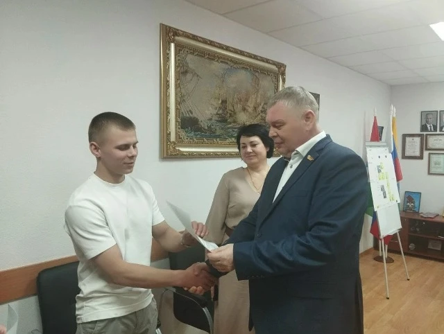 Сертификаты на приобретение жилья глава района Б. В. Луцкий вручил детям-сиротам