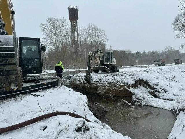 В р. п. Краснозерское меняют водопропускную трубу