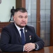 Вопросы реабилитации участников СВО Губернатор Андрей Травников обсудил с Героем России Владимиром Сайбелем.