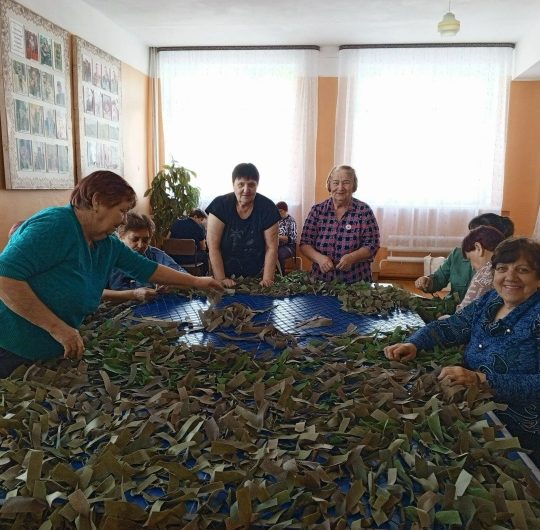В селе Мохнатый Лог волонтёрская группа «Звезда» своими руками сделала уже не один десяток маскировочных сетей, которые так нужны нашим бойцам на СВО