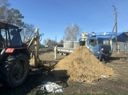 В райцентре на улице Садовая проложили водопровод.