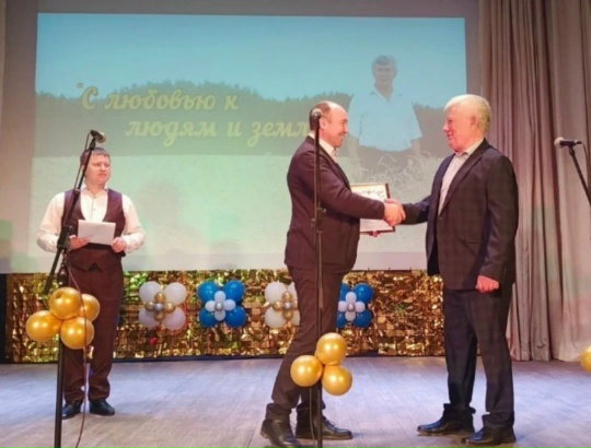 В Майском Доме культуры состоялся праздничный концерт, посвященный 40-летию трудовой деятельности директора ЗАО «Новомайское» Олега Ивановича Вотякова.