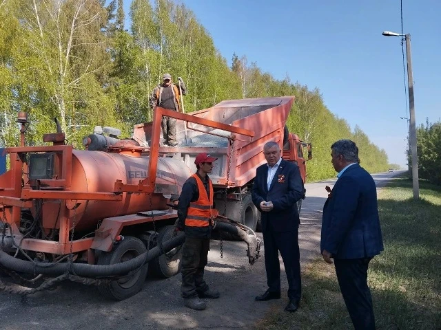Ремонт дорог в райцентре проконтролировал глава района Б. В. Луцкий.