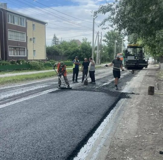 В р. п. Краснозерское продолжается ремонт дорог