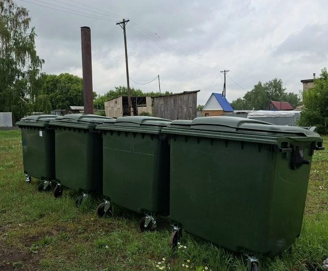 В селе Половинное продолжается установка контейнеров для твёрдых коммунальных отходов.