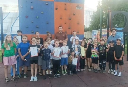 На скалодроме дети взяли высоту
