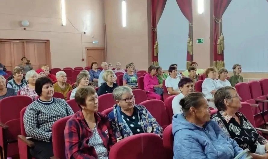 Глава района Б. В. Луцкий провел рабочие встречи с жителями Аксенихи, Лобино, Нижнечеремошного и Колыбельки.