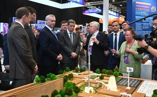 Губернатор Андрей Травников оценил научные разработки, представленные на выставке XIII Международного форума технологического развития «Технопром-2026»  