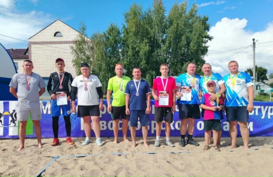 Спорт как дань памяти: в Краснозерском прошел турнир по пляжному волейболу