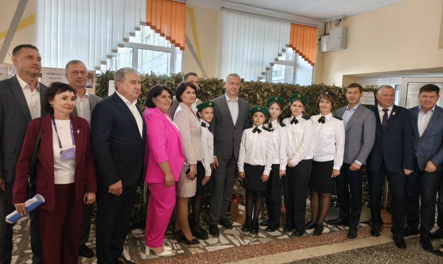 Губернатор Андрей Александрович Травников осмотрел Краснозерский лицей N1- сейчас здесь уже завершается очередной этап капитального ремонта.