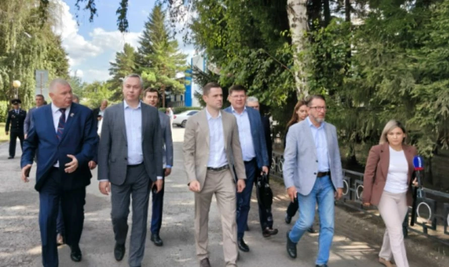 В ходе рабочего визита губернатор побывал в плавательном бассейне, который скоро откроется после ремонта, встретился с пловцами-спортсменами.