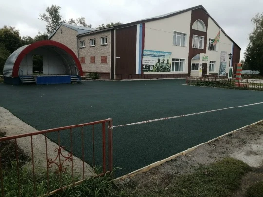 В селе Колыбелька сделали безопасное резиновое покрытие для детской площадки.
